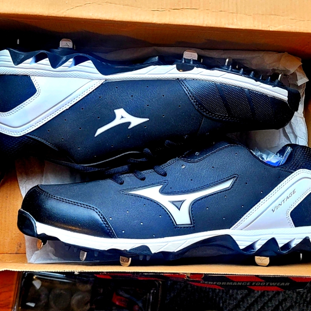 New In Box!  Men's MIZUNO 9 Spike Vintage 6 Switch - Size 12